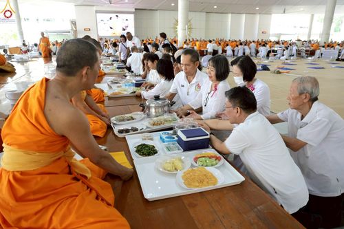 ภาพ No.231910:วันที่ 5 กรกฎาคม พ.ศ. 2568 พิธีถวายภัตตาหารเมนูสวรรค์ เพื่อการบรรลุธรรม ณ หอฉันคุณยายอาจารย์ฯ วัดพระธรรมกาย