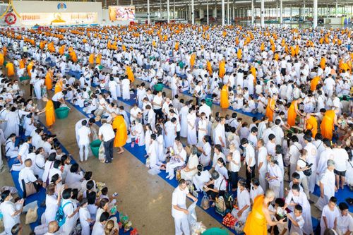 ภาพ No.143405:พิธีตักบาตร ข้าวสารอาหารแห้ง ณ บ้านแก้วเรือนทองคุณยายฯ และ พิธีบูชาข้าวพระ  ณ สภาธรรมกายสากล วัดพระธรรมกาย วันอาทิตย์ที่ 7 กรกฎาคม พ.ศ. 2567