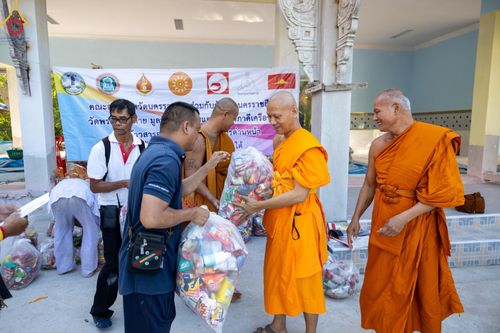 ภาพ No.131826:พิธีถวายสังฆทาน 323 วัด 4 จังหวัดชายแดนภาคใต้ ปีที่ 20 ครั้งที่ 167 และ พิธีมอบกองทุนหนุนแรงใจช่วยครูใต้ ปีที่ 17 ครั้งที่ 132 วันเสาร์ที่ 23 มีนาคม พ.ศ. 2567 ณ วัดมุจลินทวาปีวิหารพระอารามหลวง อ.หนองจิก จ.ปัตตานี