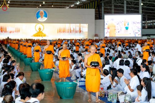 ภาพ No.139076:พิธีตักบาตร , พิธีบูชาข้าวพระ ณ ห้องแก้วสารพัด 1 สภาธรรมกายสากล วัดพระธรรมกาย วันอาทิตย์ต้นเดือนที่ 2 มิถุนายน พ.ศ. 2567