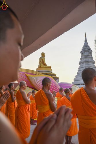ภาพ No.201312:พระธรรมยาตราปฏิบัติธรรม และถ่ายภาพหมู่ประวัติศาสตร์ ณ อาคารธรรมยาตรา กตัญญูบูชามหาปูชนียาจารย์  ตรงข้ามวัดปากน้ำภาษีเจริญ จ.กรุงเทพมหานคร ในโครงการธรรมยาตรา กตัญญูบูชา มหาปูชนียาจารย์ พระมงคลเทพมุนี(สด จนฺทสโร) พระผู้ปราบมาร อนุสรณ์สถาน 7 แห่ง ปีที่ 13
