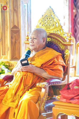 ภาพ No.146704:พิธีต้อนรับสัญญาบัตร พัดยศ ผ้าไตร ในโอกาสที่พระบาทสมเด็จพระเจ้าอยู่หัว ทรงพระกรุณาโปรดพระราชทานสัญญาบัตรตั้งสมณศักดิ์ พระวิมลศาสนวิเทศ (สำรวจ กมโล) เจ้าอาวาสวัดไทยนอร์เวย์ เป็นพระราชาคณะชั้นราช ในราชทินนามที่ “พระราชวชิรศาสนวิเทศ”