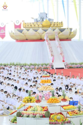 ภาพ No.80837:พิธีตักบาตร , พิธีบูชาข้าวพระในวันอาทิตย์ต้นเดือน วันที่ 7 พฤษภาคม พ.ศ. 2566 ณ วัดพระธรรมกาย
