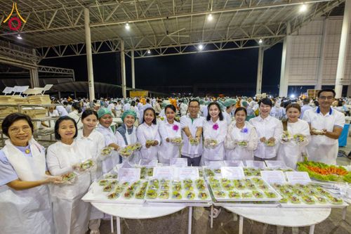 ภาพ No.204300:พิธีถวายภัตตาหารเป็นสังฆทาน แด่พระธรรมยาตรา ณ วัดพระธรรมกาย ตำบลคลองสาม อำเภอคลองหลวง จังหวัดปทุมธานี ในโครงการธรรมยาตรา กตัญญูบูชา มหาปูชนียาจารย์ พระมงคลเทพมุนี(สด จนฺทสโร) พระผู้ปราบมาร อนุสรณ์สถาน 7 แห่ง ปีที่ 13 วันที่ 31 มกราคม พ.ศ. 2568