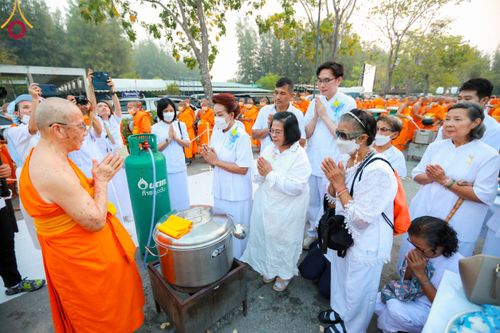 ภาพ No.111016:พิธีถวายภัตตาหารเป็นสังฆทาน แด่คณะพระธรรมยาตราฯ ในโครงการธรรมยาตรา กตัญญูบูชา มหาปูชนียาจารย์ พระมงคลเทพมุนี(สด จนฺทสโร) พระผู้ปราบมาร อนุสรณ์สถาน 7 แห่ง ปีที่ 12 วันที่ 13 มกราคม พ.ศ. 2567 ณ อนุสรณ์สถานมหาวิหารพระมงคลเทพมุนี  (โลตัสแลนด์) อ.สองพี่น้อง จ