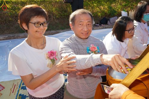 ภาพ No.106816:พิธีตักบาตรพระ ๒๐๐ รูป  "สร้างบุญใหญ่ ส่งท้ายปีเก่า ต้อนรับปีใหม่ ๒๕๖๗" วันอาทิตย์ที่ ๓๑ ธันวาคม ๒๕๖๖ ณ ถนนหน้าที่ว่าการอำเภอภูเรือ อำเภอภูเรือ จังหวัดเลย