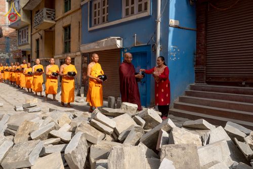 ภาพ No.213121:วันที่ 17 - 18 มีนาคม พ.ศ. 2568 คณะสงฆ์และสามเณรเดินบิณฑบาต รอบเมืองในพื้นที่ วัดสยมภูวนาถและราชวังปาตัน ณ เมืองกาฐมาณฑุ ประเทศเนปาล