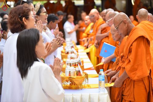 ภาพ No.132481:พิธีถวายมหาสังฆทานจันทบุรี 132 วัด บูชาธรรม 80 ปี หลวงพ่อธัมมชโย วันจันทร์ที่ 25 มีนาคม พ.ศ. 2567 ณ ศูนย์ปฏิบัติธรรมจันทบุรี