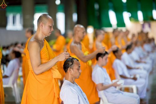 ภาพ No.242966:วันที่ 31 สิงหาคม พ.ศ. 2568 พิธีตัดปอยผมและปลงผม โครงการอุปสมบทหมู่บูชาธรรม ครบรอบ 108 ปี วันครูผู้ค้นพบวิชชาธรรมกาย ณ วัดพระธรรมกาย