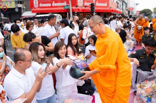 ภาพ No.126345:พิธีทำบุญเมืองนครราชสีมา ฉลอง 556 ปี ตักบาตรพระ 10,000 รูป ในวันเสาร์ที่ 2 มีนาคม พ.ศ.2567 ณ อนุสาวรีย์ท้าวสุรนารี จ.นครราชสีมา จัดโดย คณะสงฆ์จังหวัดนครราชสีมา ร่วมกับสำนักงานจังหวัดนครราชสีมา