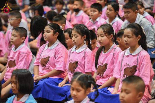 ภาพ No.184455:พิธีมอบโล่ และใบประกาศเกียรติคุณ  โครงการเจริญพระพุทธมนต์ ธัมมจักกัปปวัตตนสูตร  โรงเรียนที่มีผลการดำเนินกิจกรรมดีเด่น จังหวัดสระบุรี  หนึ่งในโครงการหมู่บ้านรักษาศีล 5  และวันรวมพลังเด็กดี V-Star  วันที่ 17 ธันวาคม พ.ศ.2567 ณ ห้างทวีกิจคอมเพล็กซ์ ชั้น 4 อ