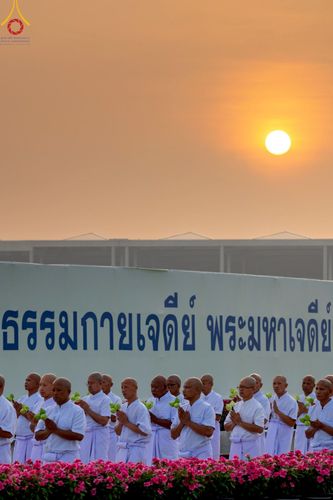 ภาพ No.216962:วันเสาร์ที่ 12 เมษายน พ.ศ. 2568 พิธีเวียนประทักษิณรอบพระมหาธรรมกายเจดีย์  พิธีวันทาเจดีย์ พิธีขอขมาและมอบผ้าไตร ในโครงการอุปสมบทหมู่ บูชาธรรมหลวงพ่อธัมมชโย, โครงการธรรมทายาท ระดับอุดมศึกษา รุ่นที่ 52 ,  โครงการบวชพระนานาชาติ AEC & WAB CEO รุ่นที่ 4 , ณ ว