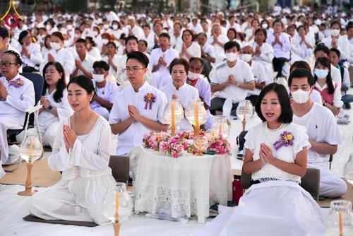 ภาพ No.112182:พิธีจุดประทีปถวายเป็นพุทธบูชา และบูชาธรรมมหาปูชนียาจารย์ พระมงคลเทพมุนี(สด จนฺทสโร) ในโครงการธรรมยาตรา กตัญญูบูชา มหาปูชนียาจารย์ พระมงคลเทพมุนี(สด จนฺทสโร) พระผู้ปราบมาร อนุสรณ์สถาน 7 แห่ง ปีที่ 12 วันที่ 14 มกราคม พ.ศ. 2567 ณ วัดสองพี่น้อง อ.สองพี่น้อง
