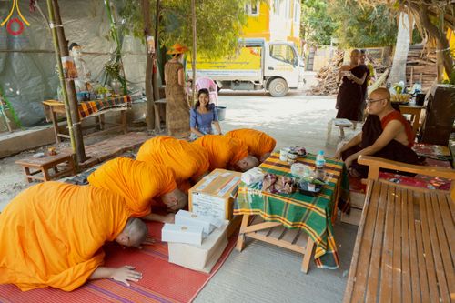 ภาพ No.220316:วันที่ 17 เมษายน พ.ศ. 2568 ผู้แทนวัดพระธรรมกาย ลงพื้นที่เยียวยา ซับน้ำตาเหยื่อแผ่นดินไหวมัณฑะเลย์