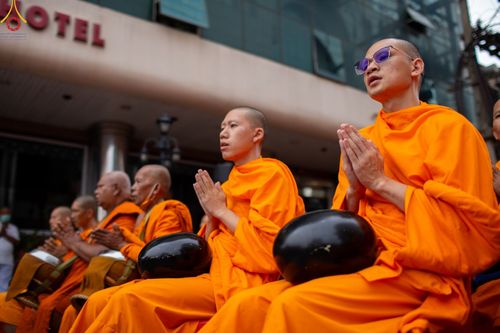 ภาพ No.85909:ตักบาตรพระนานาชาติ 10,000 รูป ใจกลางนครหาดใหญ่ จ.สงขลา วันอาทิตย์ที่ 20 สิงหาคม พ.ศ. 2566