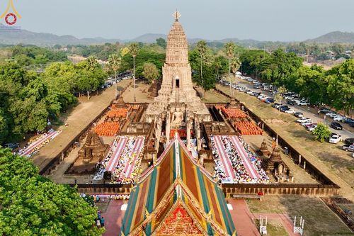 ภาพ No.58703:พิธีตักบาตรพระ ๑,๐๐๐ รูป สมโภชครบรอบ ๘๐๐ ปี พระบรมธาตุเมืองเชลียง ณ วัดพระศรีรัตนมหาธาตุ ราชวรวิหาร  (วัดพระปรางค์) ต.ศรีสัชนาลัย  อ.ศรีสัชนาลัย จ.สุโขทัย วันพฤหัสบดีที่ ๒๕ เมษายน พ.ศ. ๒๕๖๗