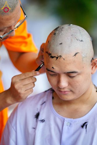 ภาพ No.143955:พิธีตัดปอยผมและปลงผมธรรมทายาท รุ่นเข้าพรรษา ณ มหาวิหารคด คอร์ 16 วัดพระธรรมกาย วันอาทิตย์ที่ 7 กรกฎาคม พ.ศ. 2567