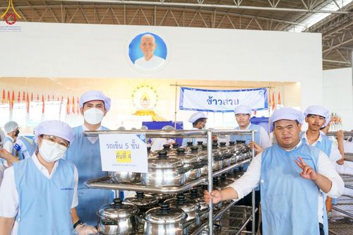 ภาพ No.60225:คณะสงฆ์ 10,000 กว่าวัดฉันภัตตาหารเพล ในวันคุ้มครองโลก วันจันทร์ที่ 22 เมษายน พ.ศ. 2567 ณ สภาธรรมกายสากล วัดพระธรรมกาย