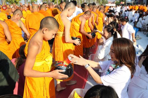 ภาพ No.184731:พิธีตักบาตรพระ 10,000 รูป ครั้งที่ 3 เนื่องในโอกาส 193 ปี จังหวัดกาญจนบุรี อุทิศส่วนกุศลให้แด่บรรพชน และเพื่อช่วยเหลือผู้ประสบภัยพิบัติต่างๆ วันเสาร์ที่ 21 ธันวาคม พ.ศ. 2567