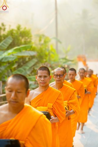 ภาพ No.62262:Photo Story  มหัศจรรย์วัดดงดินแดง Episode 4 กิจกรรมตักบาตรฉลองพระ-เณรกว่า 500 รูป