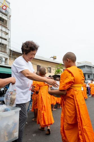 ภาพ No.62060:สามเณรจากศูนย์อบรมเยาวชนสุรินทร์ ออกบิณฑบาต รอบอำเภอเมือง จ.สุรินทร์ ในโครงการบรรพชาสามเณร ฟื้นฟูพระพุทธศาสนาทั่วไทย วันที่ 9 เมษายน พ.ศ. 2567