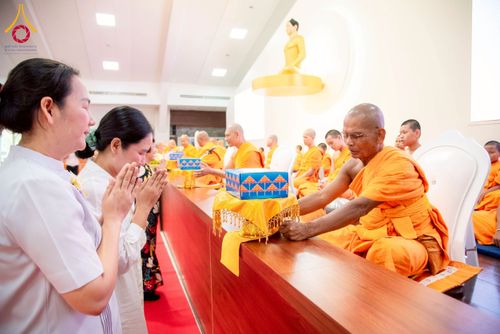 ภาพ No.218062:วันอาทิตย์ที่ 13 เมษายน พ.ศ. 2568 พิธีตักบาตรฉลองสามเณรใหม่ 75 รูป เนื่องในวันสงกรานต์ (โครงการบรรพชาสามเณรฟื้นฟูพระพุทธศาสนาทั่วไทย ประจำปีพุทธศักราช 2568) ณ ศูนย์ปฏิบัติธรรมระยอง(บ้านช่องลม) ตำบลบางบุตร อำเภอบ้านค่าย จังหวัดระยอง