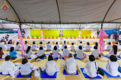 ภาพ No.200211:พิธีถวายภัตตาหารเป็นสังฆทาน แด่พระธรรมยาตรา ณ อนุสรณ์สถานบางปลา วัดบางปลา อำเภอบางเลน จังหวัดนครปฐม ในโครงการธรรมยาตรา กตัญญูบูชา มหาปูชนียาจารย์ พระมงคลเทพมุนี(สด จนฺทสโร) พระผู้ปราบมาร อนุสรณ์สถาน 7 แห่ง ปีที่ 13 วันที่ 23 มกราคม พ.ศ. 2568