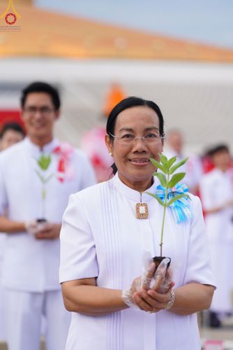 ภาพ No.160433:พิธีปลูกต้นทรัพย์บานชื่น ณ ลานธรรม พระมหาธรรมกายเจดีย์ วัดพระธรรมกาย จ.ปทุมธานี วันพฤหัสบดีที่ 10 ตุลาคม พ.ศ. 2567