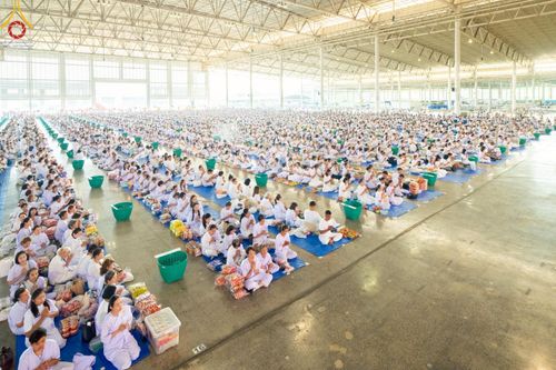 ภาพ No.221987:วันที่ 4 พฤษภาคม พ.ศ. 2568 พิธีตักบาตร เนื่องในวันอาทิตย์ต้นเดือน ณ บ้านแก้วเรือนทองคุณยายฯ วัดพระธรรมกาย