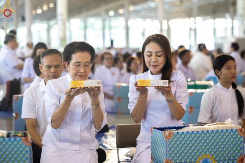 ภาพ No.167503:พิธีตักบาตรและพิธีบูชาข้าวพระ ในวันอาทิตย์ที่ 3 พฤศจิกายน พ.ศ. 2567 ณ วัดพระธรรมกาย