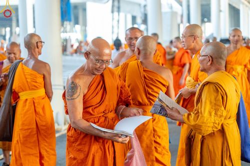 ภาพ No.60328:การต้อนรับพระสังฆาธิการ 10,000 กว่าวัดทั่วประเทศ พิธีมอบปัจจัยช่วยเหลือครู 4 จังหวัดชายแดนภาคใต้ พิธีปฏิบัติธรรม ในวันคุ้มครองโลก วันจันทร์ที่ 22 เมษายน พ.ศ.2567 ณ วัดพระธรรมกาย จ.ปทุมธานี