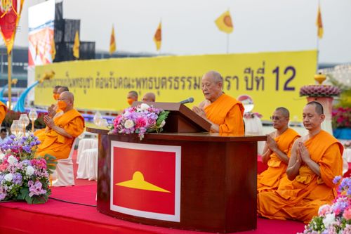 ภาพ No.121985:พิธีจุดประทีปถวายเป็นพุทธบูชา และบูชาธรรมมหาปูชนียาจารย์ พระมงคลเทพมุนี(สด จนฺทสโร) ในโครงการธรรมยาตรา กตัญญูบูชา มหาปูชนียาจารย์ พระมงคลเทพมุนี(สด จนฺทสโร) พระผู้ปราบมาร อนุสรณ์สถาน 7 แห่ง ปีที่ 12 วันที่ 31 มกราคม พ.ศ. 2567 ณ วัดพระธรรมกาย จ.ปทุมธานี
