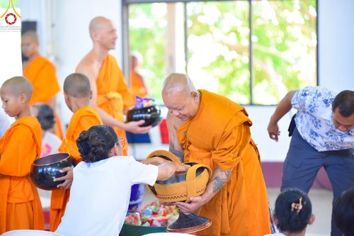 ภาพ No.217571:วันอาทิตย์ที่ 13 เมษายน พ.ศ. 2568 พิธีตักบาตรฉลองสามเณรใหม่ ศูนย์ปฏิบัติธรรมเขาคิชฌกูฏ โครงการบรรพชาสามเณรภาคฤดูร้อน