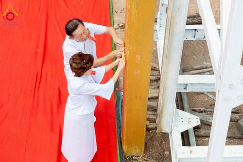 ภาพ No.261896:วันที่ 14 ตุลาคม พ.ศ. 2568 พิธีกลั่นแผ่นดิน โปรยทรายตอกเสาเข็มมหามงคลต้นแรก  สร้างองค์พระเจดีย์และจุดประทีปถวายเป็นพุทธบูชา ณ ศูนย์ปฏิบัติธรรมชัยนาท ต.ธรรมามูล อ.ชัยนาท จ.ชัยนาท