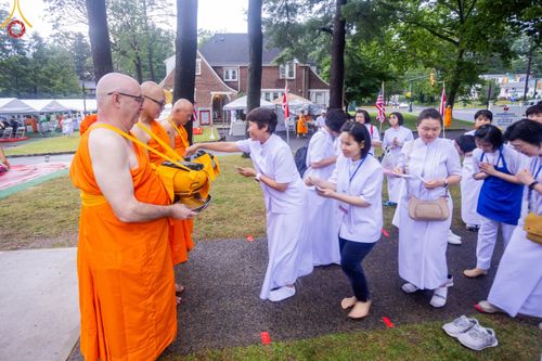 ภาพ No.145019:พิธีบรรพชา และอุปสมบท ธรรมทายาท โดยมี พระเดชพระคุณพระธรรมรัตนาภรณ์ เป็นพระอุปัชฌาย์ ยังความปลื้มปิติใจให้แก่ผู้ปกครอง และคณะญาติมิตร ณ วัดพระธรรมกายนิวเจอร์ซี  ประเทศสหรัฐอเมริกา