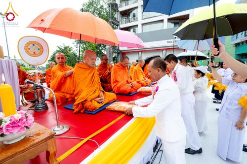 ภาพ No.226089:วันอาทิตย์ที่ 25 พฤษภาคม พ.ศ. 2568 พิธีตักบาตรพระ 1,000 รูปเมืองตรัง ครบรอบ 110 ปี เมืองทับเที่ยง ถวายเป็นพุทธบูชา ถวายเป็นพระราชกุศลแด่รัชกาลที่ 10 และอุทิศส่วนกุศลแด่อดีตเจ้าเมืองตรัง และบรรพบุรุษ ณ บริเวณหน้าศาลากลางจังหวัดตรัง ถนนพระราม 6