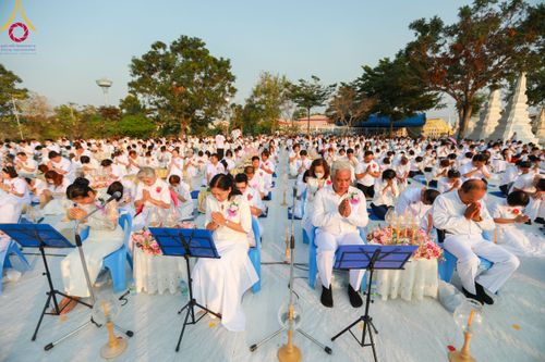 ภาพ No.112024:พิธีจุดประทีปถวายเป็นพุทธบูชา และบูชาธรรมมหาปูชนียาจารย์ พระมงคลเทพมุนี(สด จนฺทสโร) ในโครงการธรรมยาตรา กตัญญูบูชา มหาปูชนียาจารย์ พระมงคลเทพมุนี(สด จนฺทสโร) พระผู้ปราบมาร อนุสรณ์สถาน 7 แห่ง ปีที่ 12 วันที่ 14 มกราคม พ.ศ. 2567 ณ วัดสองพี่น้อง อ.สองพี่น้อง