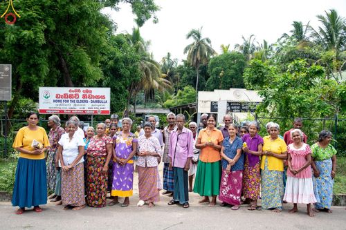 ภาพ No.139425:พิธีตักบาตรรอบเมืองดัมบุลล่า เทศกาลวิสาขบูชาแห่งชาติ ศรีลังกา เมื่อวันที่ 16 พฤษภาคมที่ผ่านมา คณะสงฆ์จากวัดพระธรรมกาย และคณะพระภิกษุสามเณรศรีลังกา ในโครงการสยาม-ลังกา ธรรมยาตรา ฉลองเทศกาลวิสาขบูชาแห่งชาติ ศรีลังกา บูชาธรรม 80 ปีหลวงพ่อธัมมชโย