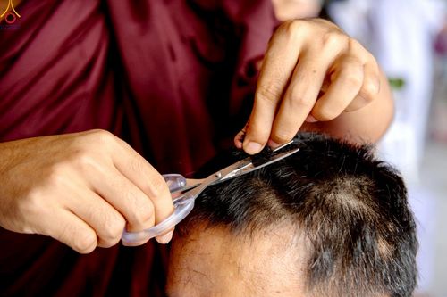 ภาพ No.230789:วันที่ 28 มิถุนายน พ.ศ. 2568 พิธีตัดปอยผมและปลงผม โครงการบวชพระนานาชาติ AEC & WAB รุ่นที่ 9 ณ วิหารคด 2 วัดพระธรรมกาย