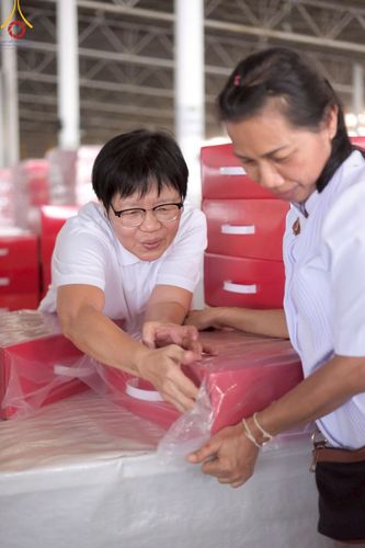 ภาพ No.214345:วันที่ 29 มีนาคม พ.ศ.2568 กิจกรรมใส่ถุงซิปกล่องไทยธรรม เพื่อรักษาความประณีตของกล่องไทยธรรม ในทุกสภาพอากาศ ณ บ้านแก้วเรือนทองคุณยาย วัดพระธรรมกาย