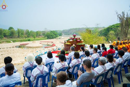 ภาพ No.139355:Photo Story  มหัศจรรย์วัดดงดินแดง Episode 7 พระภิกษุ-สามเณร ในโครงการบรรพชาอุปสมบทหมู่  กว่า 500 รูป ศีลจาริณีและสาธุชนกว่า 500 คน ร่วมพิธีบูชาข้าวพระ วัดดงดินแดง ต.ม่อนจอง อ.อมก๋อย จ.เชียงใหม่ วันอาทิตย์ที่ 7 เมษายน พ.ศ.2567