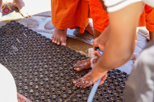 ภาพ No.225664:วันที่ 5 พฤษภาคม พ.ศ. 2568 พิธีบิณฑบาตรอบเมืองนูวราอิลิย่า ฉลองเทศกาลวิสาขบูชา แห่งชาติประเทศศรีลังกา