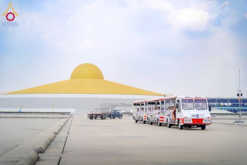 ภาพ No.327691:วันที่ 1-6 พฤษภาคม พ.ศ.2569 ต้อนรับชาวต่างชาติ พระภิกษุ คณะชาวเมียนมาร์  อุบาสิกาชาวอินเดีย เยี่ยมชมวัดพระธรรมกายและสักการะพระมหาธรรมกายเจดีย์