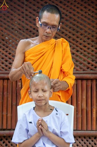 ภาพ No.59132:พิธีปลงผมและแห่นาคธรรมทายาท ในโครงการบรรพชาสามเณร ภาคฤดูร้อน เฉลิมพระเกียรติพระบาทสมเด็จพระเจ้าอยู่หัว เนื่องในโอกาส  พระราชพิธีมหามงคลเฉลิมพระชนมพรรษา 6 รอบ  ปลงผมนาคในวันที่ 21 เมษายน พ.ศ 2567 ณ วัดกลางธนรินทร์ (ธรรมอุทยานบ้านแป้ง)