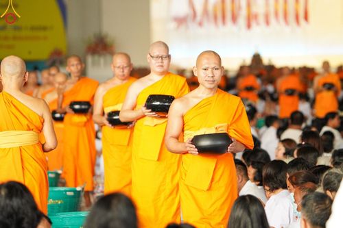 ภาพ No.136575:พิธีตักบาตร พิธีบูชาข้าวพระ ในวันอาทิตย์ต้นเดือนที่ 5 พฤษภาคม พ.ศ. 2567 ณ วัดพระธรรมกาย จ.ปทุมธานี