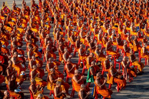 ภาพ No.250552:วันพุธที่ 8 ตุลาคม พ.ศ. 2568 พิธีตักบาตรเทโวโรหณะ ณ ลานธรรมปทุมรัตน์ธรรมเจดีย์ พุทธอุทยานนานาชาติ อ.โพนพิสัย จ.หนองคาย