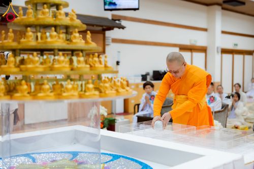 ภาพ No.220977:วันที่ 13 เมษายน พ.ศ. 2568 พิธีโปรยรัตนชาติปฐมเริ่มสถาปนาเจดีย์ และ พิธีเปิดหมู่บ้านปฏิบัติธรรม เพื่อการบรรลุธรรม ณ วัดป่าธรรมกายนานาชาติโทชิหงิ  ประเทศญี่ปุ่น