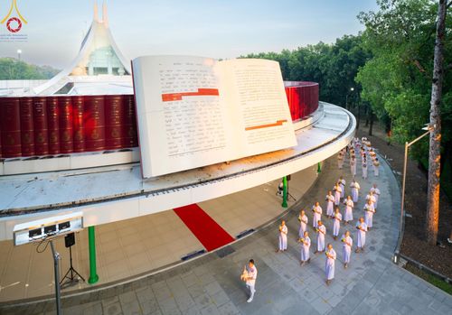 ภาพ No.159712:พิธีตัดปอยผมปลงผมนาคธรรมทายาท, พิธีบรรพชาอุปสมบทหมู่ โครงการอุปสมบทหมู่บูชาธรรม 140 ปี พระมงคลเทพมุนี (สด จนฺทสโร) ณ โบสถ์พระไตรปิฏก วัดพระธรรมกาย วันเสาร์ที่ 5 ตุลาคม พ.ศ. 2567