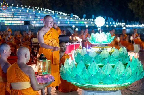 ภาพ No.170309:พิธีลอยกระทงธรรม ณ สระเศรษฐีทะเลบุญ มหาวิหารพระมงคลเทพมุนีฯ วัดพระธรรมกาย วันศุกร์ที่ 15 พฤศจิกายน พ.ศ.2567 (วันเพ็ญ 15 ค่ำ เดือน 12)