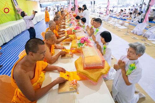ภาพ No.201815:พิธีถวายภัตตาหารเป็นสังฆทาน แด่พระธรรมยาตรา ณ อนุสรณ์สถานบางปลา วัดบางปลา อำเภอบางเลน จังหวัดนครปฐม ในโครงการธรรมยาตรา กตัญญูบูชา มหาปูชนียาจารย์ พระมงคลเทพมุนี(สด จนฺทสโร) พระผู้ปราบมาร อนุสรณ์สถาน 7 แห่ง ปีที่ 13 วันที่ 26 มกราคม พ.ศ. 2568